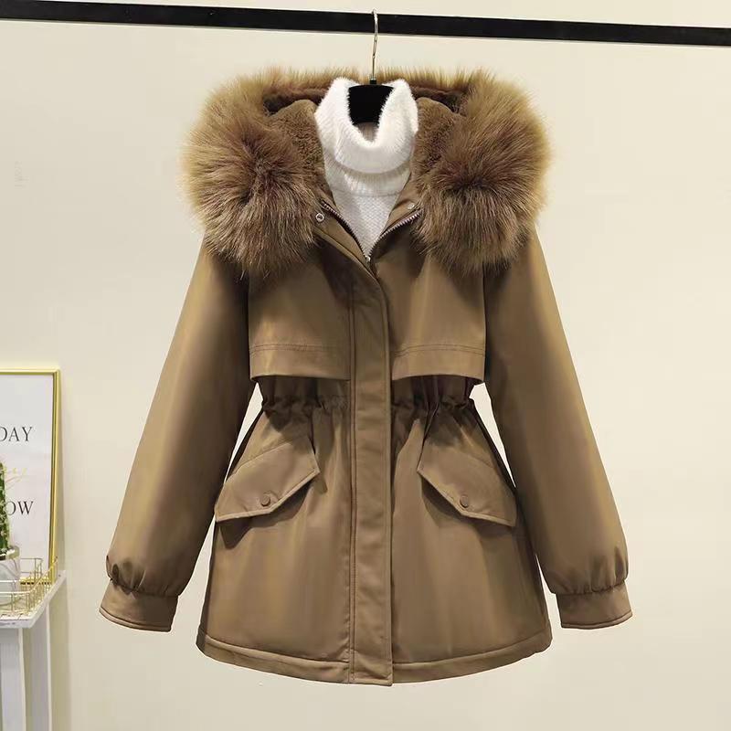 Beiger Damen-Winter-Parka in mittlerer Länge mit einer voluminösen braunen Fellverbrämung an der Kapuze und zwei vorderen aufgesetzten Taschen.