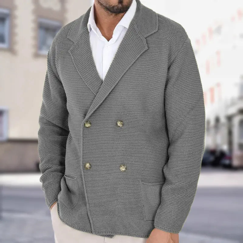 Chaqueta tipo cárdigan de punto de doble botonadura para hombre en gris, con tejido con textura y botones en verde oliva.
