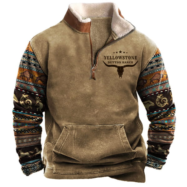 Herren-Yellowstone-Tribal-Print-Viertelreißverschluss-Fleece-Hoodie in Khaki mit Stehkragen im Half-Zip-Design, besticktem Yellowstone-Dutton-Ranch-Logo und langen Ärmeln mit von Native Americans inspirierten Mustern in erdigen Farbtönen.