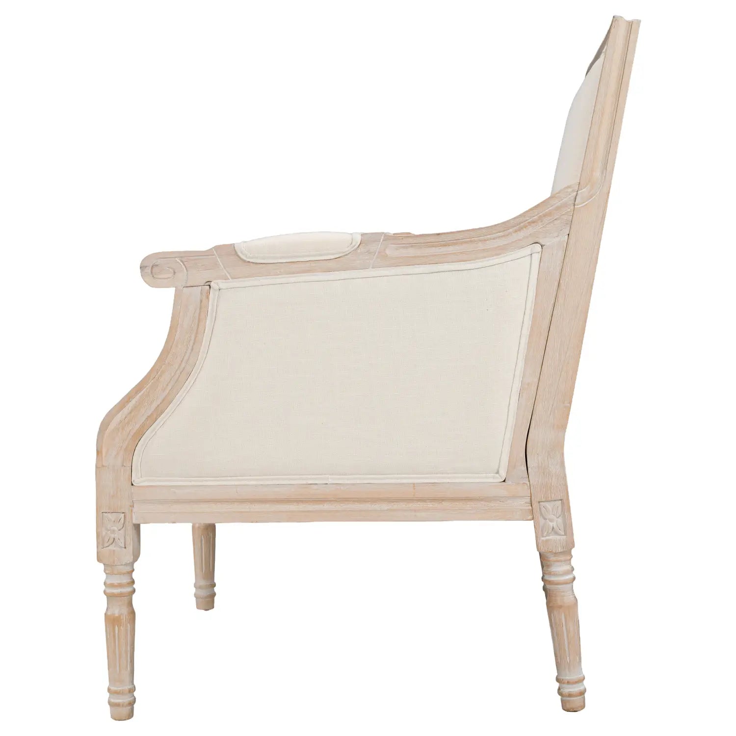 Silla francesa de acento con marco de madera envejecida de color claro y asiento y respaldo tapizados en lino color crema.