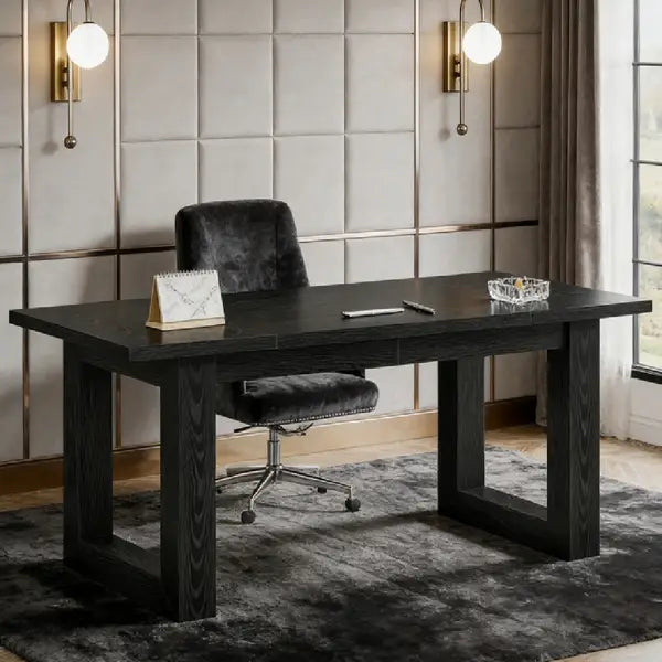 Schreibtisch aus schwarzem Holz mit massiven, robusten Beinen und einer glatten Oberfläche, ausgelegt als moderne minimalistische Arbeitsstation.
