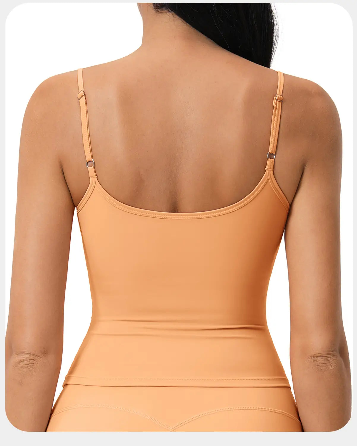 Una camisola deportiva sin mangas acolchada color topo con tirantes finos ajustables, confeccionada con tela lisa, elástica y de secado rápido, diseñada para entrenamientos y ropa deportiva.