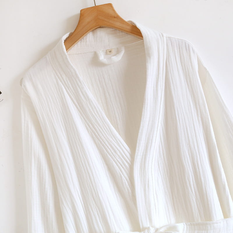 Peignoir en gaze de coton froissé et léger blanc pour homme, avec un col en V et des manches amples.