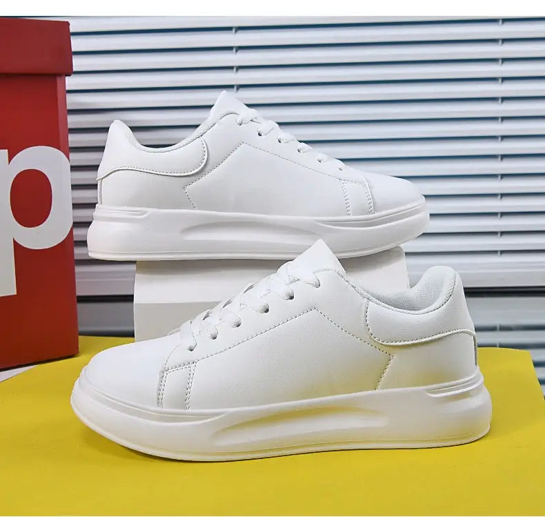baskets de loisirs épaisses et imperméables en cuir blanc, au design minimaliste épuré et à la semelle épaisse, présentées depuis l’angle avant