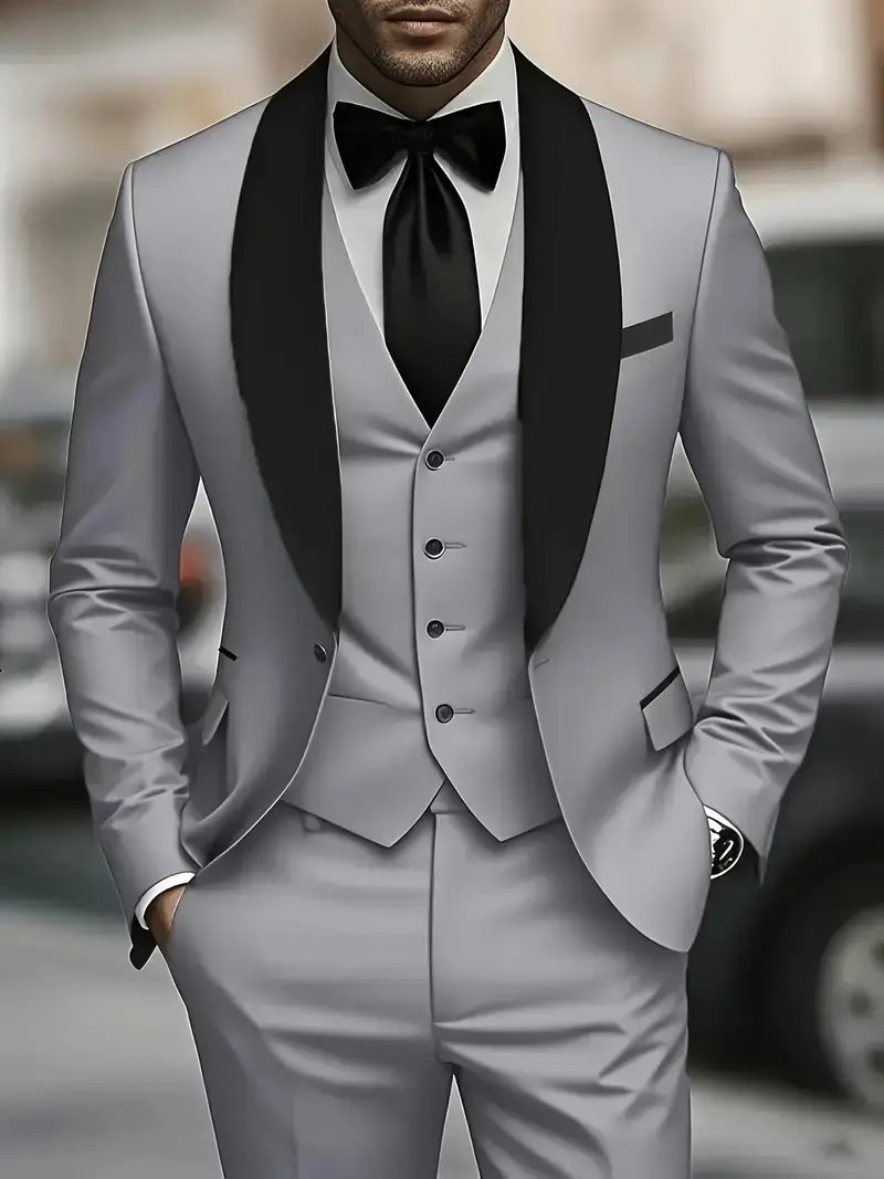 Smoking trois pièces à coupe ajustée gris argenté élégant, avec revers en satin noir et gilet assorti, présentant un design classique.