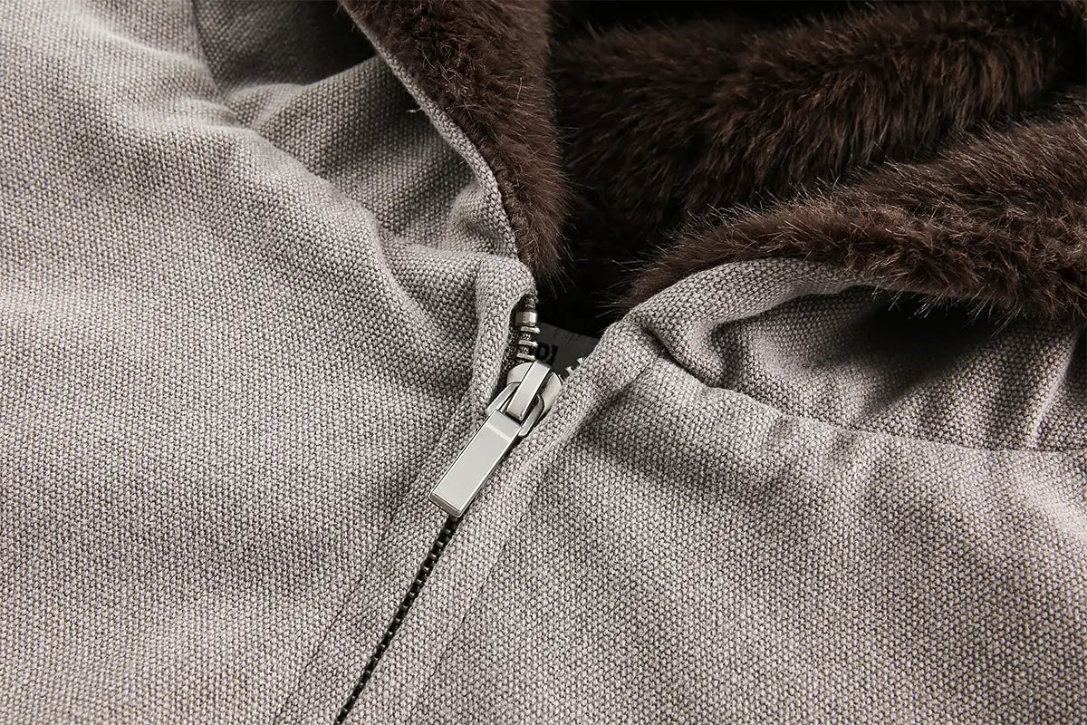 Abrigo acolchado de invierno de algodón con forro de piel sintética para hombre y mujer, con tejido texturizado gris, cremallera plateada y forro de piel sintética marrón oscuro.