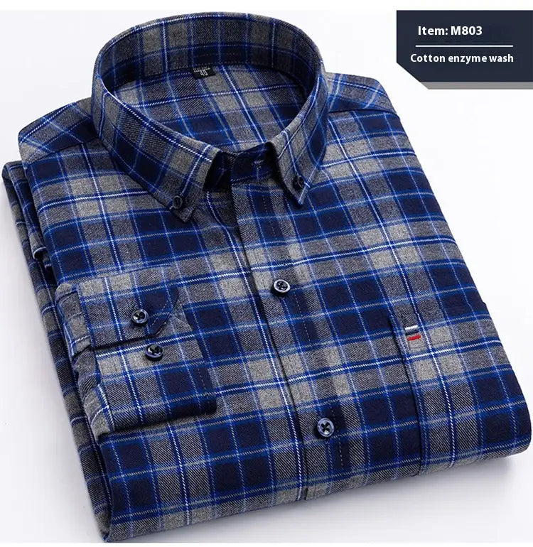 Schmal geschnittenes Hemd mit Karomuster aus Baumwolle in Blau und Grau, aus Baumwollflanell, mit Button-Down-Kragen und Brusttaschen.