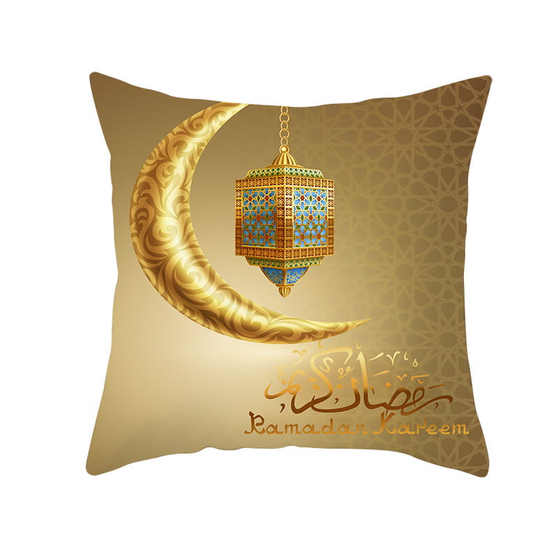 Funda de cojín de Ramadán Kareem azul y oro para linterna Eid, con una linterna ornamentada dorada y azul colgando de una luna creciente sobre un cojín beige, con texto de Ramadán Kareem.