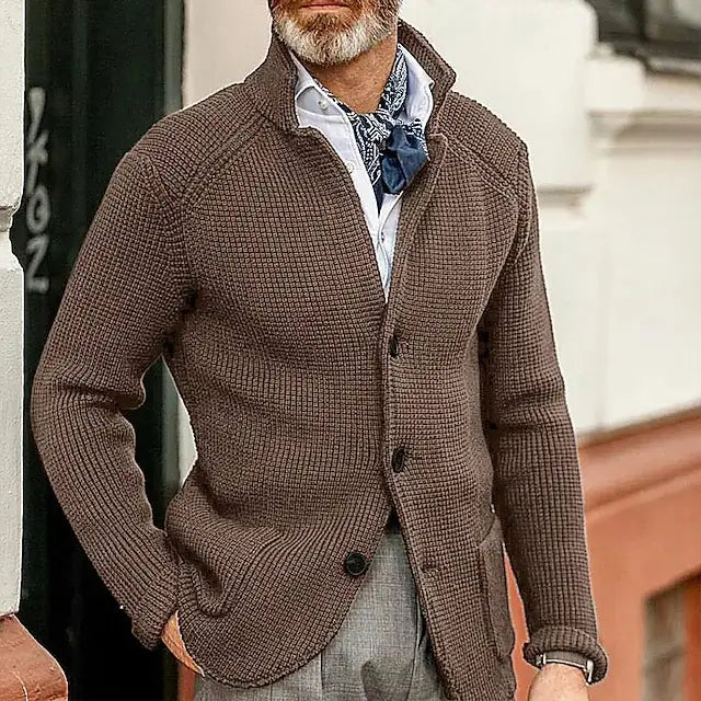 Cardigan en maille texturée marron pour homme, à col montant et fermeture à bouton, conçu comme un pull chaud.