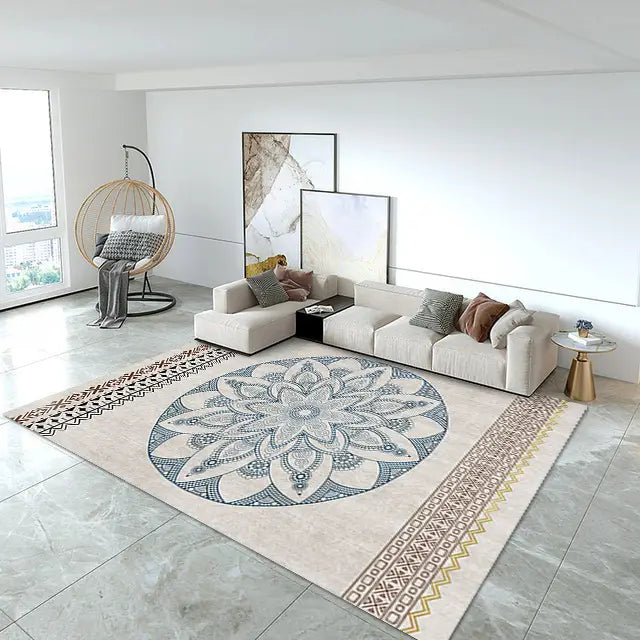 beiger moderner abstrakter Kristall-Velours-Wohnzimmerteppich mit einem zentralen blauen und grauen Mandala-Design sowie einem geometrischen beigen-braunen und goldenen Abschluss.