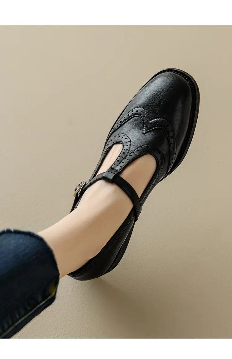 Schwarzer Leder-Mary-Jane-Schuh mit T-Riemen und Brogue-Verzierungen, mit niedrigem Absatz im Retro-Stil