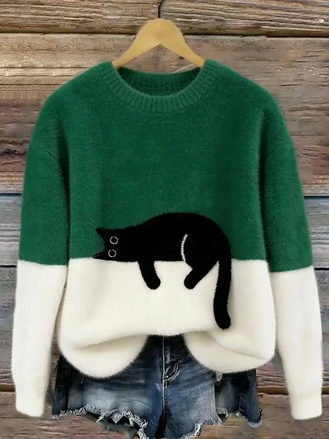 Ein gemütlicher grüner und weißer flauschiger Fleece-Pullover mit schwarzem Katzenapplikationsdesign, geeignet für Weihnachten.