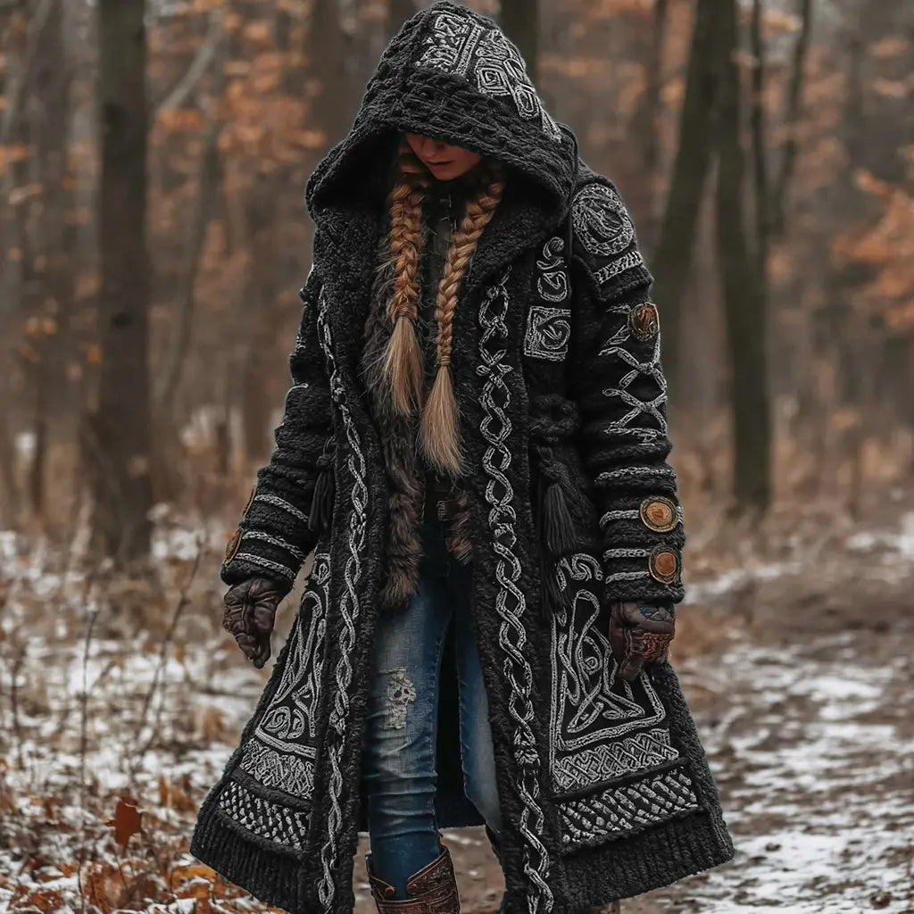Abrigo con capucha de punto negro, impreso en 3D, con bordado plateado intrincado y ribete de piel, diseñado como ropa de abrigo de invierno holgada y larga.