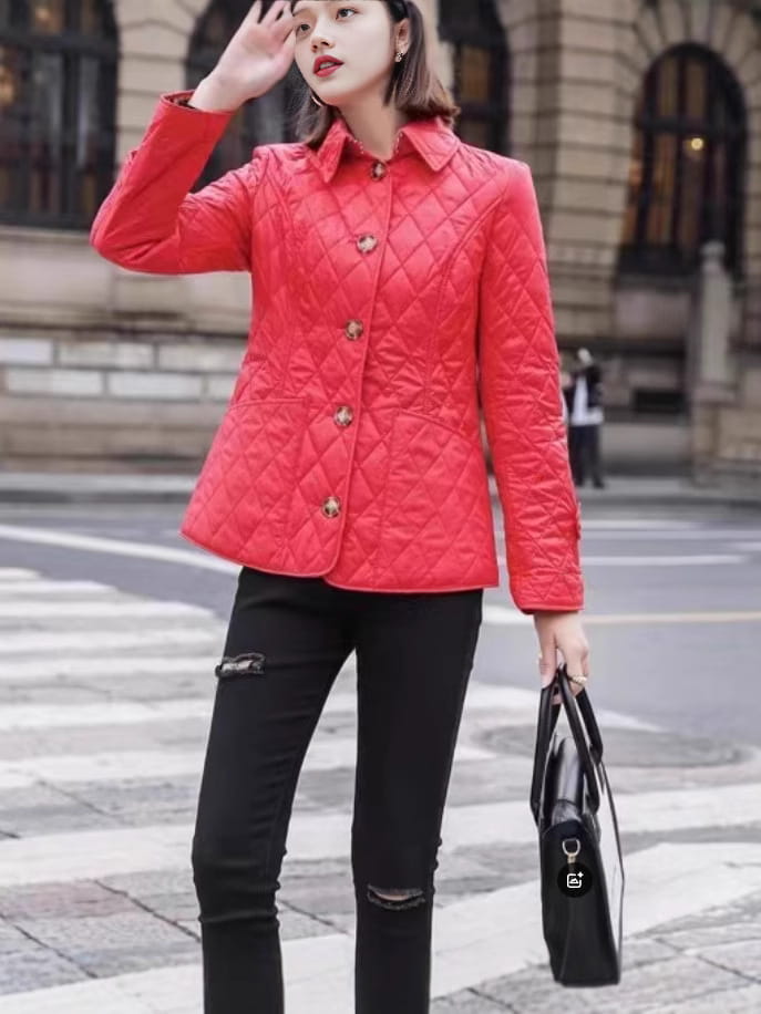 Eine leuchtend rote wattierte Baumwolljacke mit klassischem Kragen und goldfarbenen Knöpfen in einem Slim-Fit-Design.
