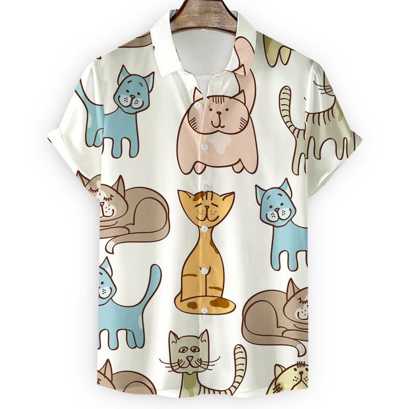 Camisa abotonada blanca de manga corta y corte ajustado para hombre, con un estampado floral juguetón que presenta gatos de caricatura en colores azul, beige, naranja y marrón.