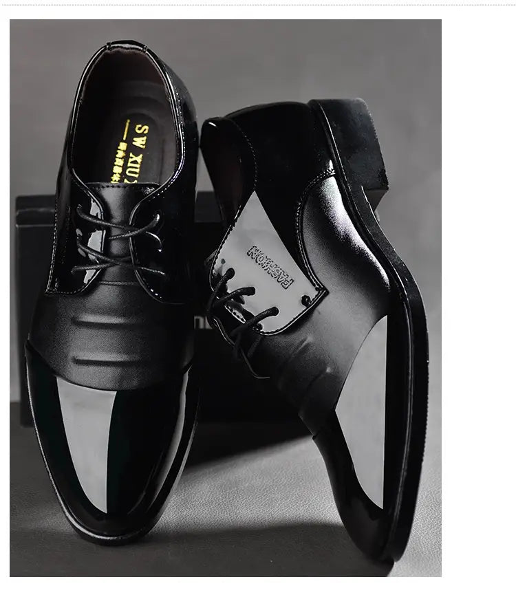 Herrenü Oxford-Ledershice im britischen Stil: schwarze- und weiße zweifarbige Business-Schuhe mit glanzvoller Oberfläche und spitzer Kappe.