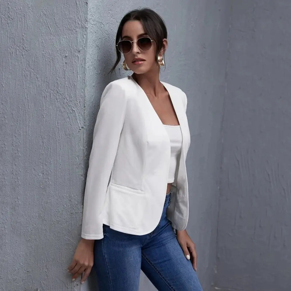 Veste courte blanche ajustée, solidement confectionnée, présentant une coupe ajustée épurée, avec de subtiles poches avant dans un tissu blanc.