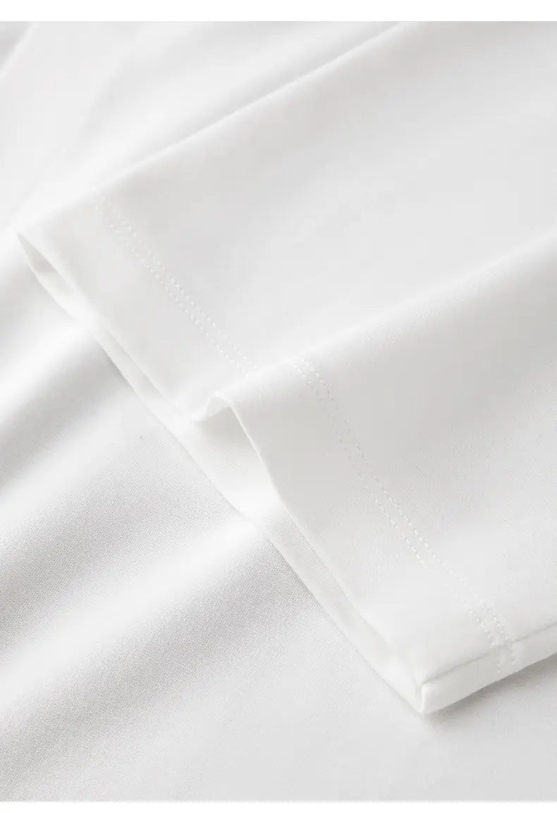 Herren-Slim-Fit-Poloshirt aus weißem, weichem Baumwollmix-Gewebe mit glatter Haptik und dezentem Schimmer