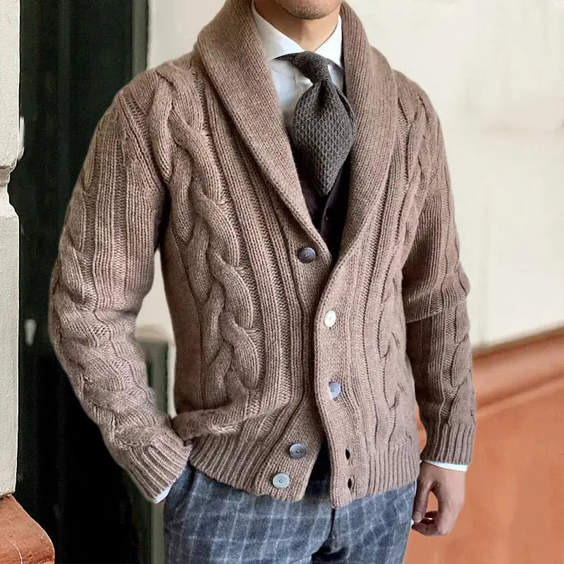 Beiger Cardigan mit Zopfmuster, Schalkragen, für Herren mit passenden Knöpfen.