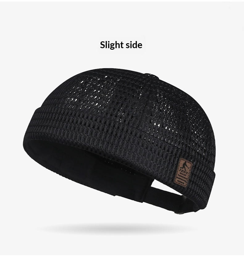 Gorra tipo baseball de malla gris claro para mujer con un perfil lateral ligeramente definido y correa ajustable, diseñada para el uso en verano.