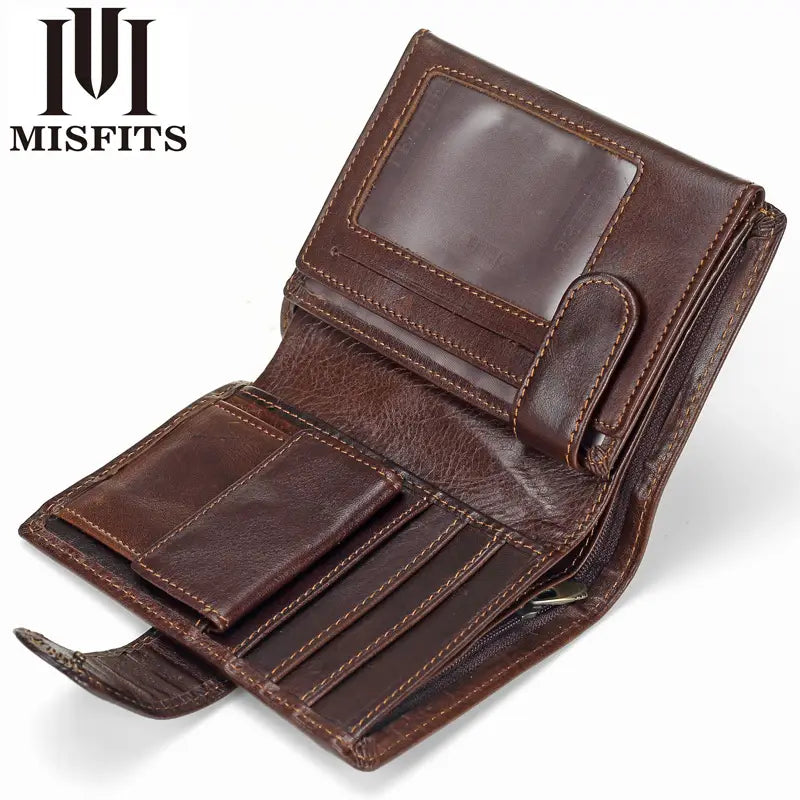 Cartera plegable bifold de cuero marrón confeccionada con piel de vacuno fina, con costuras visibles y una ventana transparente para documentos de identidad, de uso conveniente como monedero.