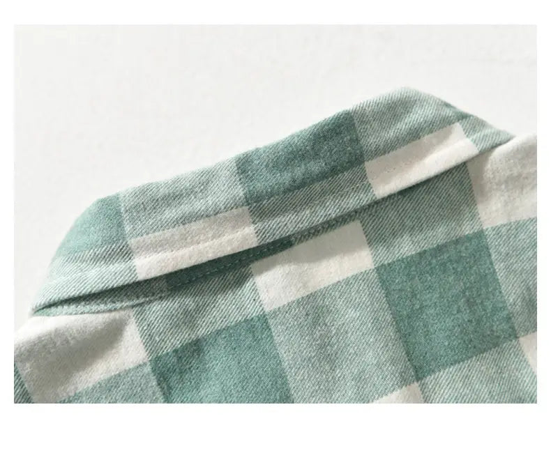 ein Herren-Karos-Flanellhemd mit Knopfleiste und Strickcardigan-Design mit einem weichen Teal-und-Weiß-Karo-Kragen aus Stoff; mit einer dezenten gewebten Textur