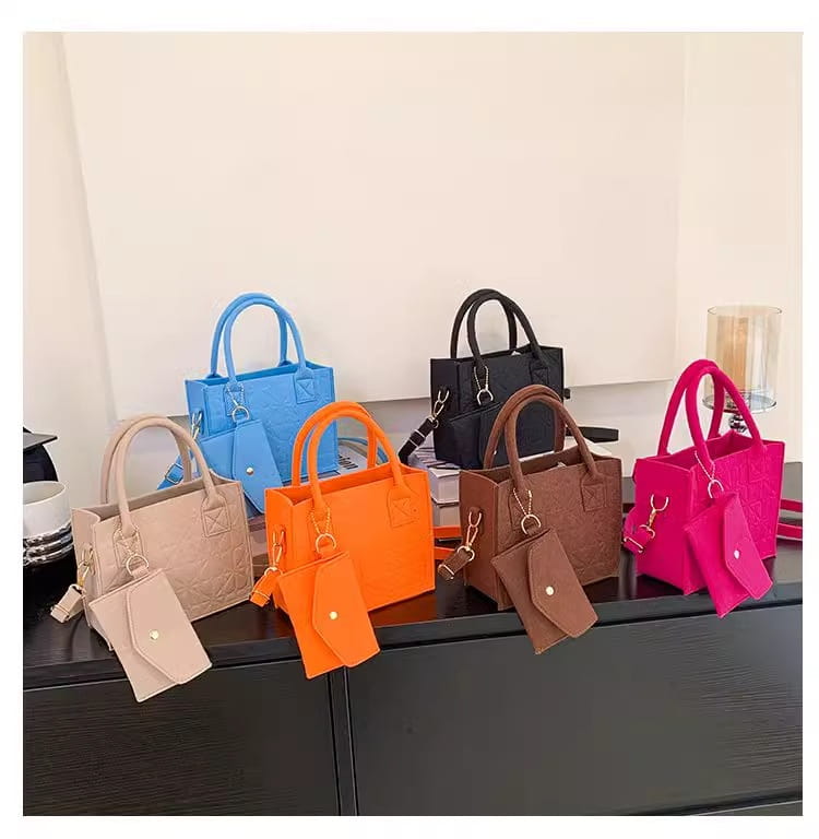 Eine Kollektion lebhaft gemusterter, wattierter Mini-Filztaschen in verschiedenen Farben, darunter Blau, Orange, Schwarz, Beige, Braun und Pink, mit passenden Geldbörsen und Trägern.