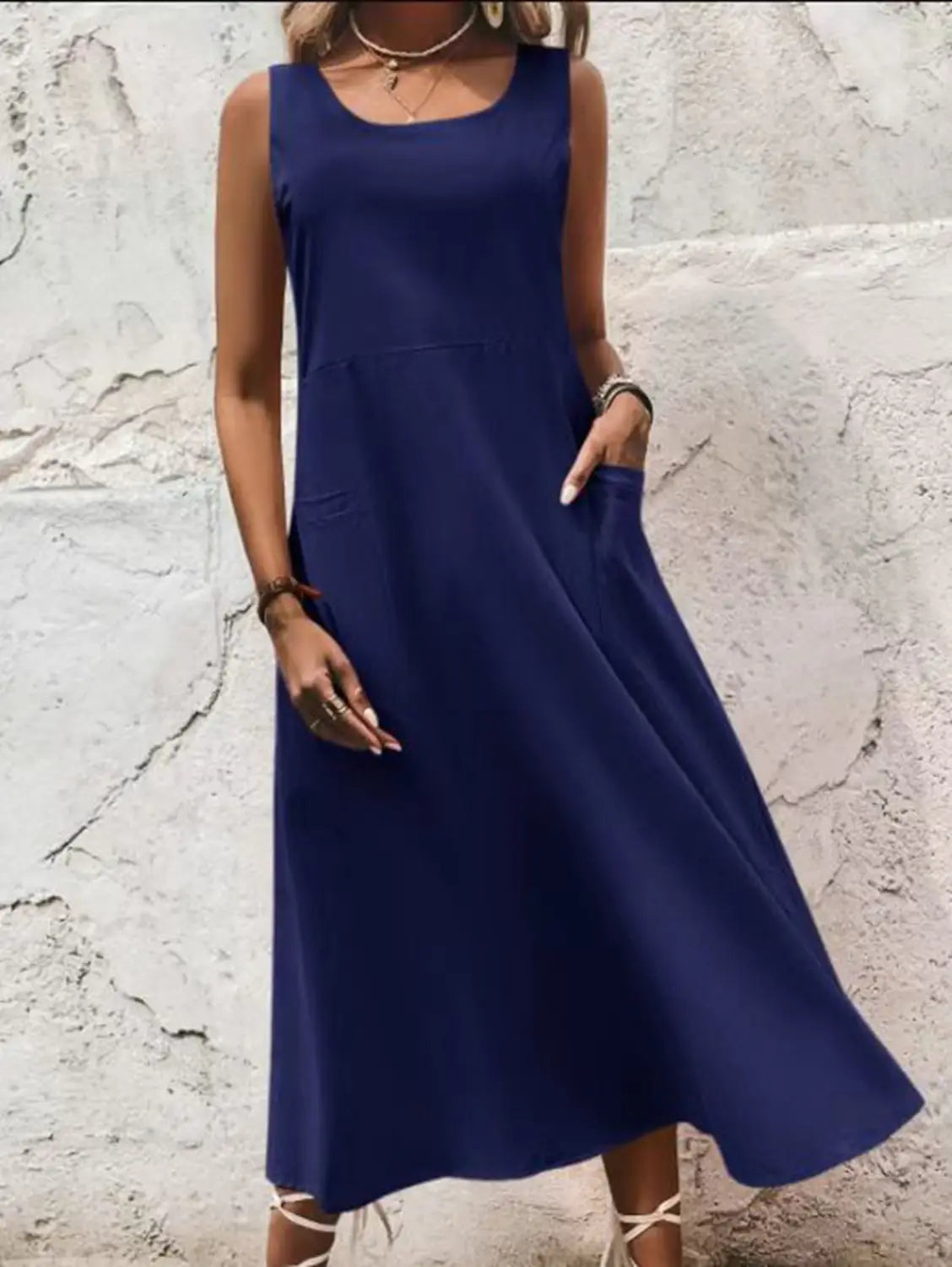 Robe midi sans manches en lin bleu marine, en coupe trapèze en A, avec encolure carrée et poches latérales.