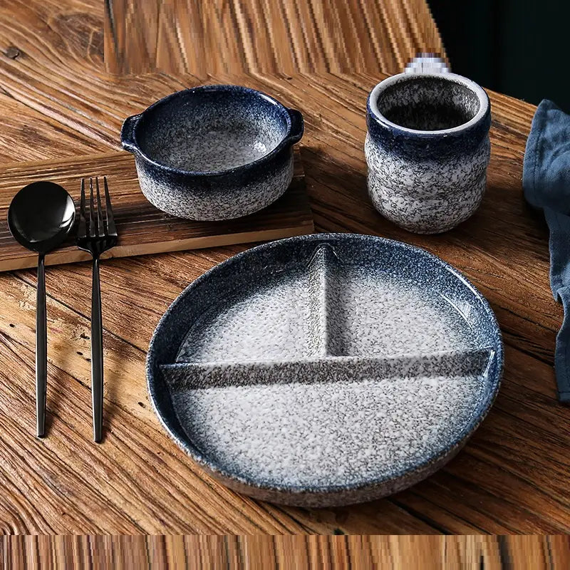 Service d’assiettes de dîner divisées en céramique avec une glaçure à mouchetures bleu et blanc et un séparateur central.