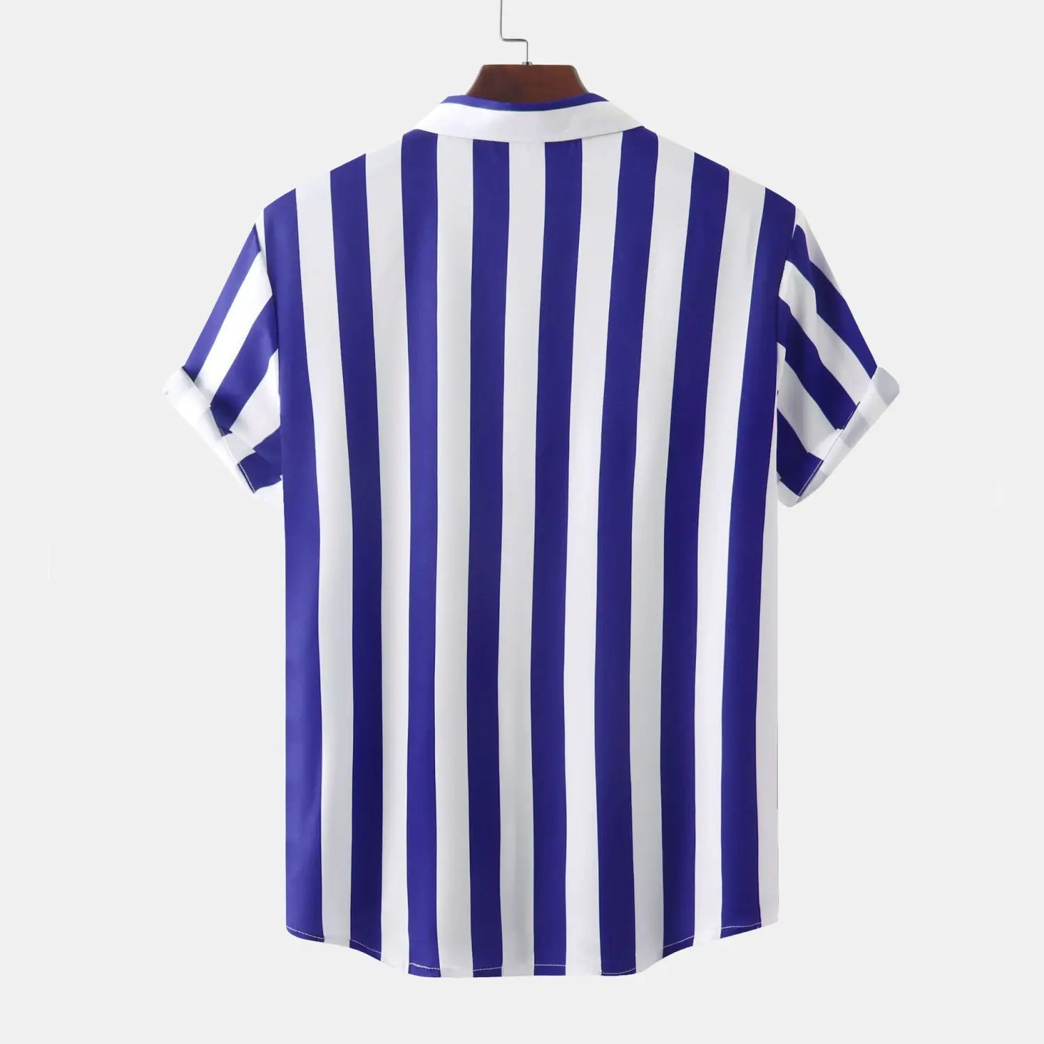 Chemise pour homme à rayures, à manches courtes, boutonnée sur le devant, avec des rayures verticales bleues et blanches et un col, affichée sur un cintre en bois.