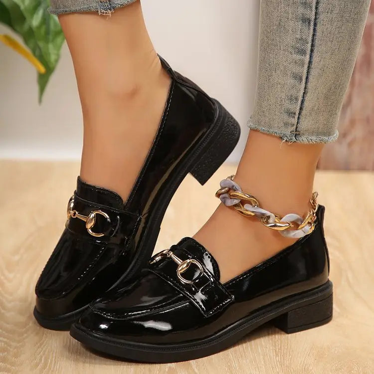 Schwarze Lackleder-Damen-Lederloafer mit goldfarbenem Pferdebit-Detailing und klobigen Blockabsätzen.