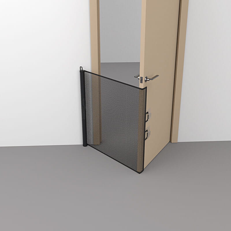 Portillon de sécurité rétractable en maille noire pour animaux de compagnie et tout-petits avec un cadre robuste.