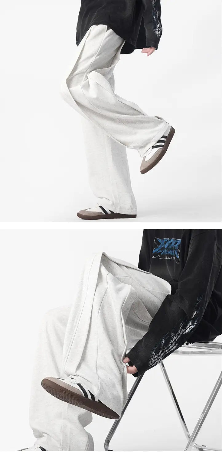 Weit geschnittene Sweatpants mit geradem Bein aus weißer Baumwolle in Heavyweight-Qualität, mit entspannter Passform und dezenten Details entlang der Seitennähte.
