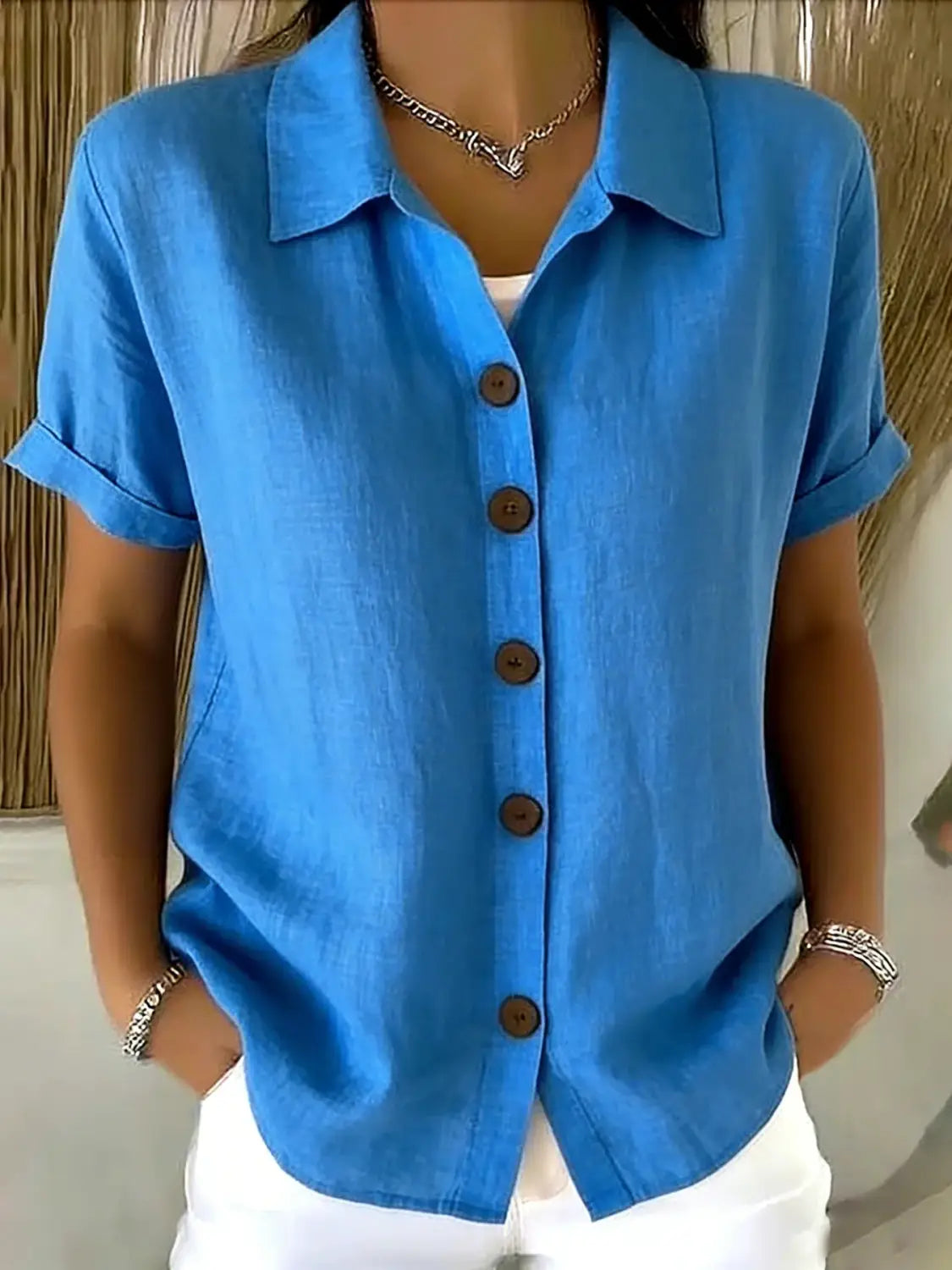 Camisa corta de lino para mujer en azul vibrante con puños enrollados, con cuello clásico y botones de madera.