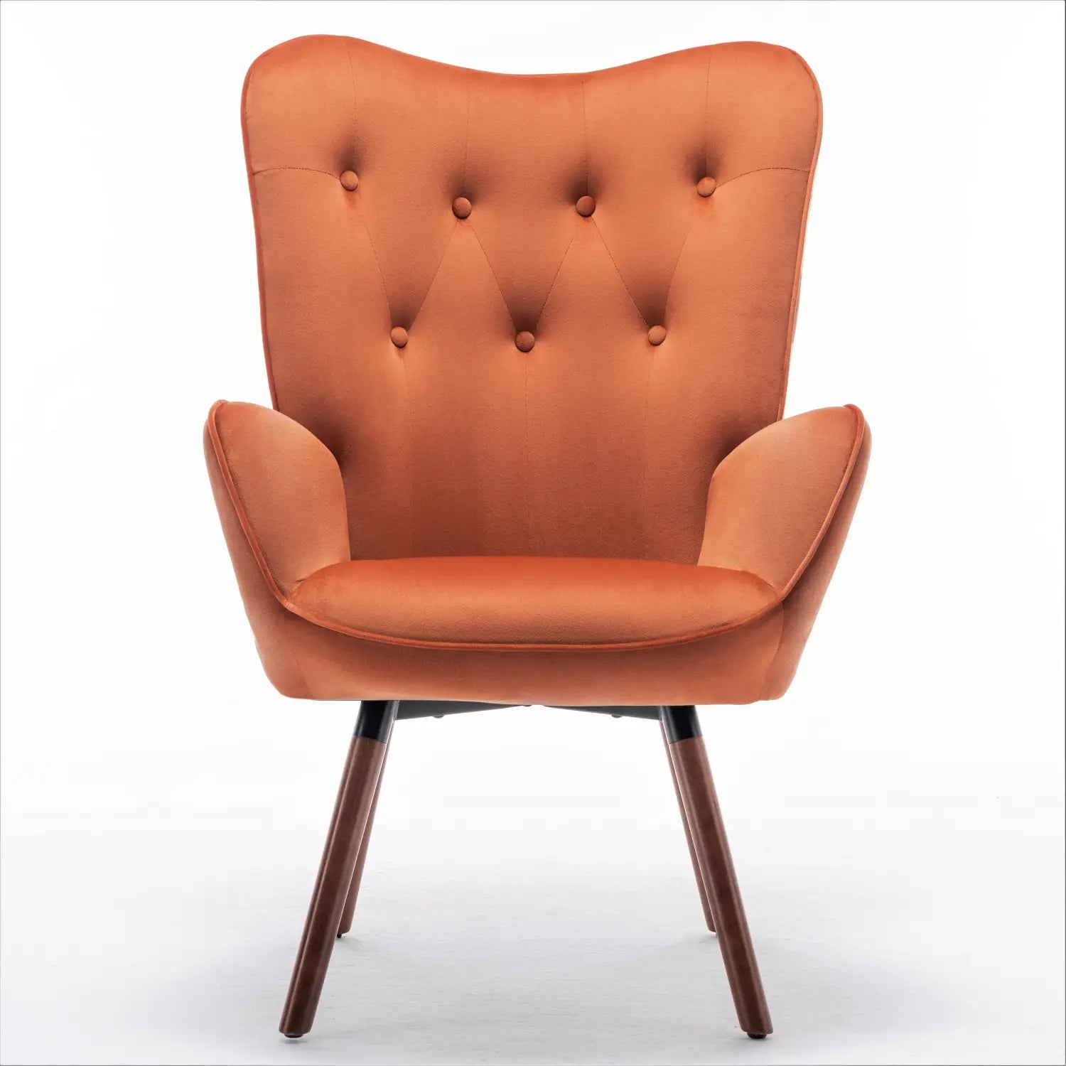 Una acogedora silla de acento tipo wingback de estilo moderno de mediados de siglo en color naranja, con tapizado de terciopelo mullido y patas de madera elegantes.