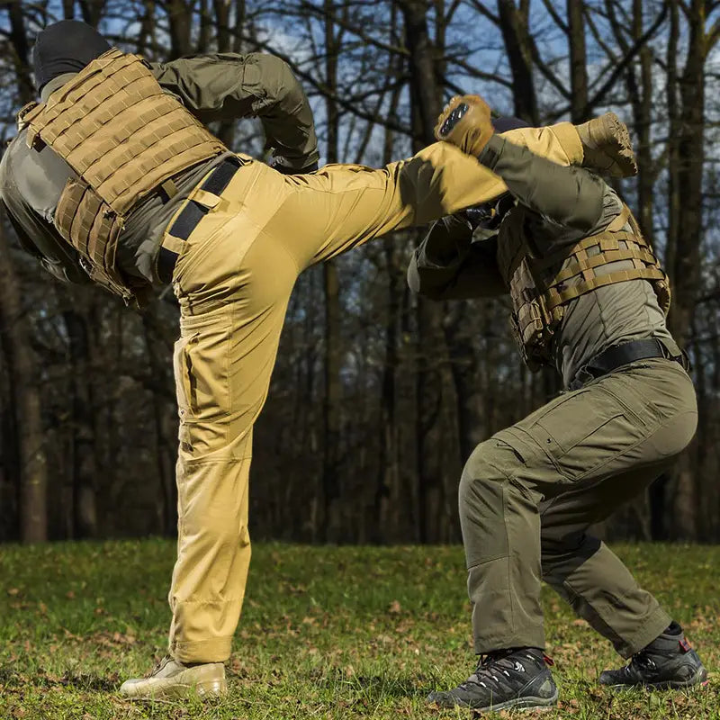 Gilet tactique beige avec poches modulaires et bretelles réglables, associé à des pantalons tactiques P40 pour hommes, pantalons militaires multi-poches, pour un usage extérieur durable.