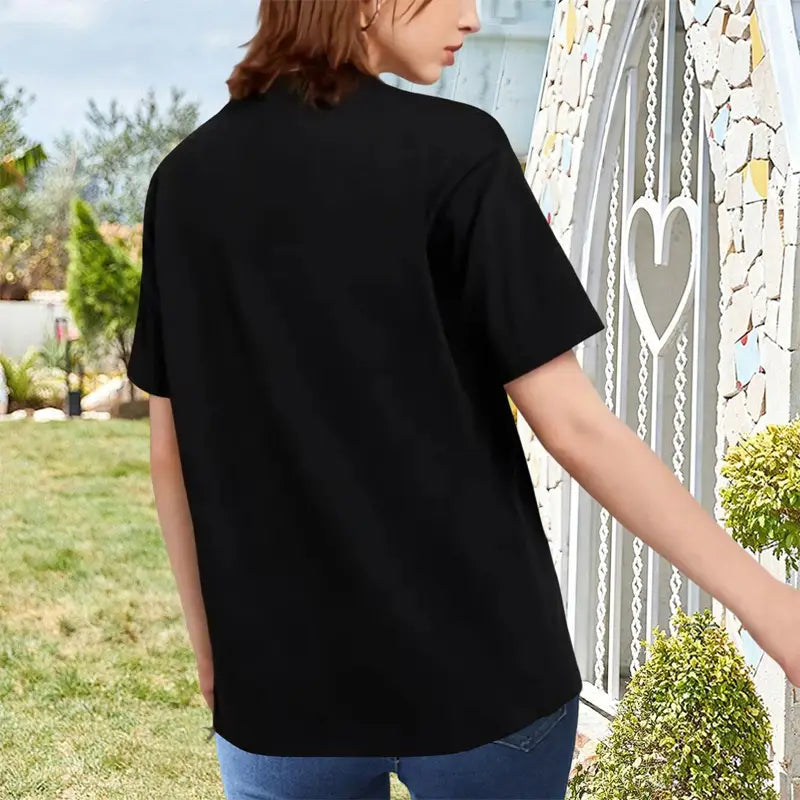 Camiseta negra de manga corta con ajuste relajado y cuello redondeado, con estampado dorado «To God be the glory».