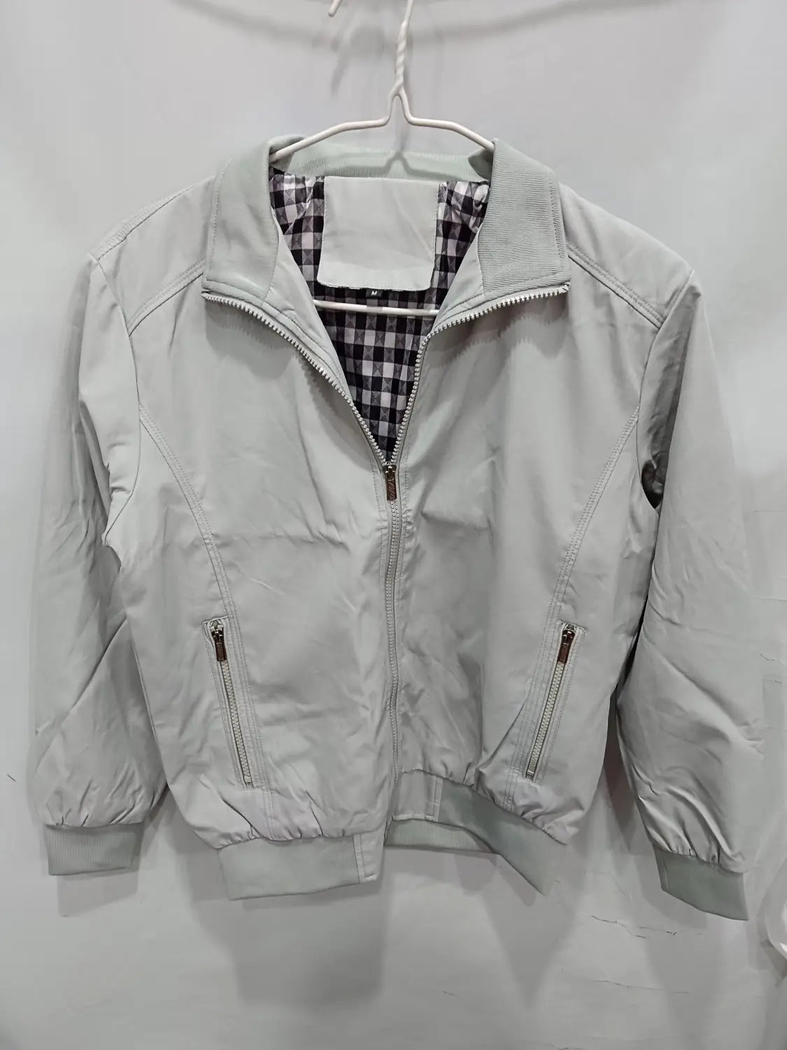 Veste bombardier légère pour homme en nylon gris clair, avec doublure à carreaux vichy noir et blanc et fermeture à glissière