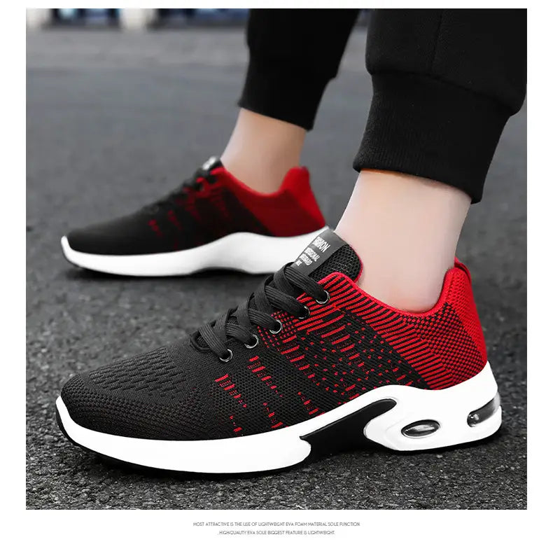 Baskets décontractées pour hommes en mesh flyknit à coussin d’air, en noir et rouge, en tricot, avec une semelle intermédiaire blanche comportant une unité d’amorti par coussin d’air.