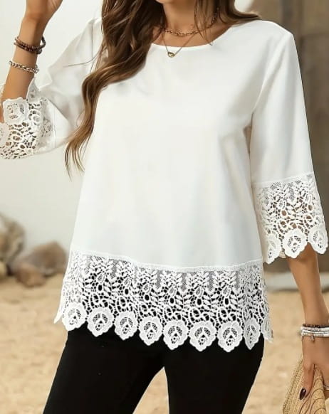 Weißes Spitzenbesatz-Patchwork-T-Shirt mit einer weißen Spitzenbesatz-Blusendesignierung und zarter floraler Stickerei entlang der Ärmelbündchen und des Saums.