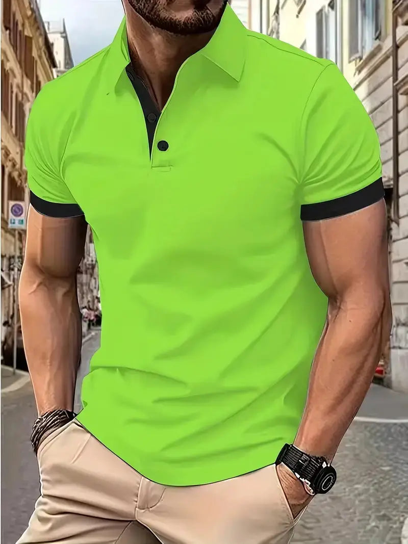 Kontrastiertes Herren-Poloshirt in leuchtendem Neongrün mit kurzen Ärmeln und schwarzem Besatz an Kragen und Ärmelmanschetten.