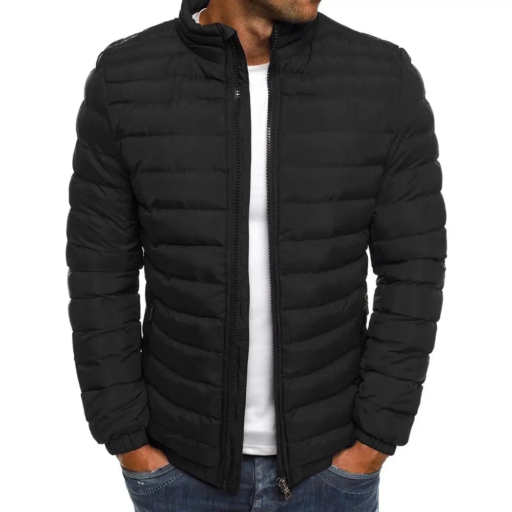Doudoune matelassée noire avec col montant haut et fermeture à glissière sur toute la longueur, conçue pour les hommes.