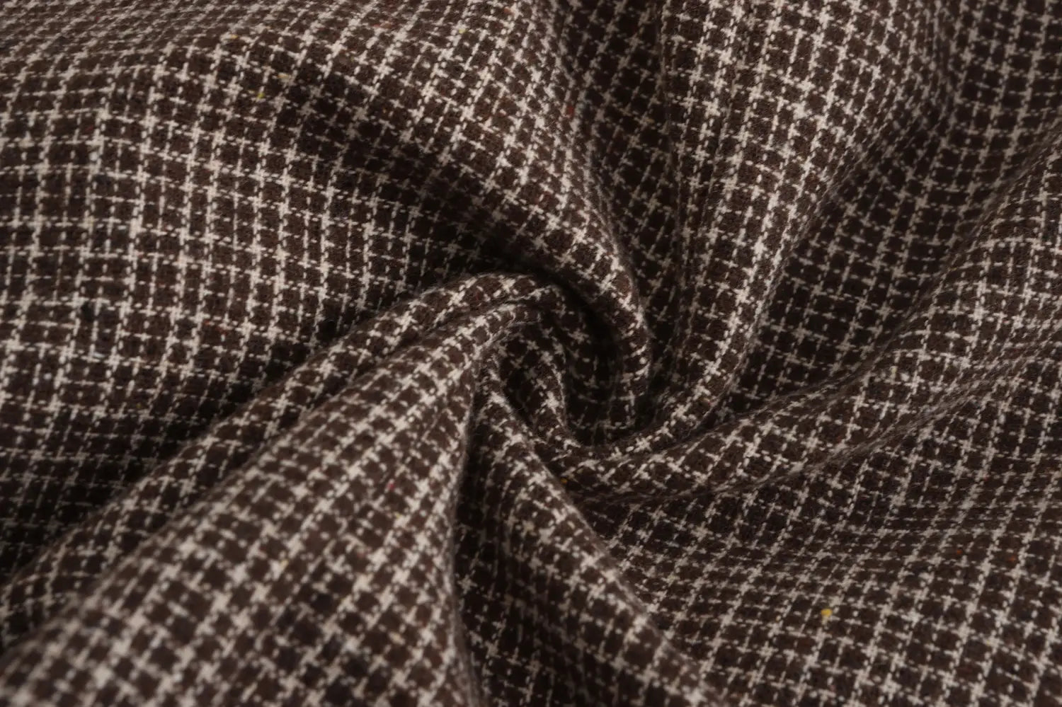 Men’s herringbone double breasted knit blazer featuring brown and white houndstooth patterned woolen fabric.