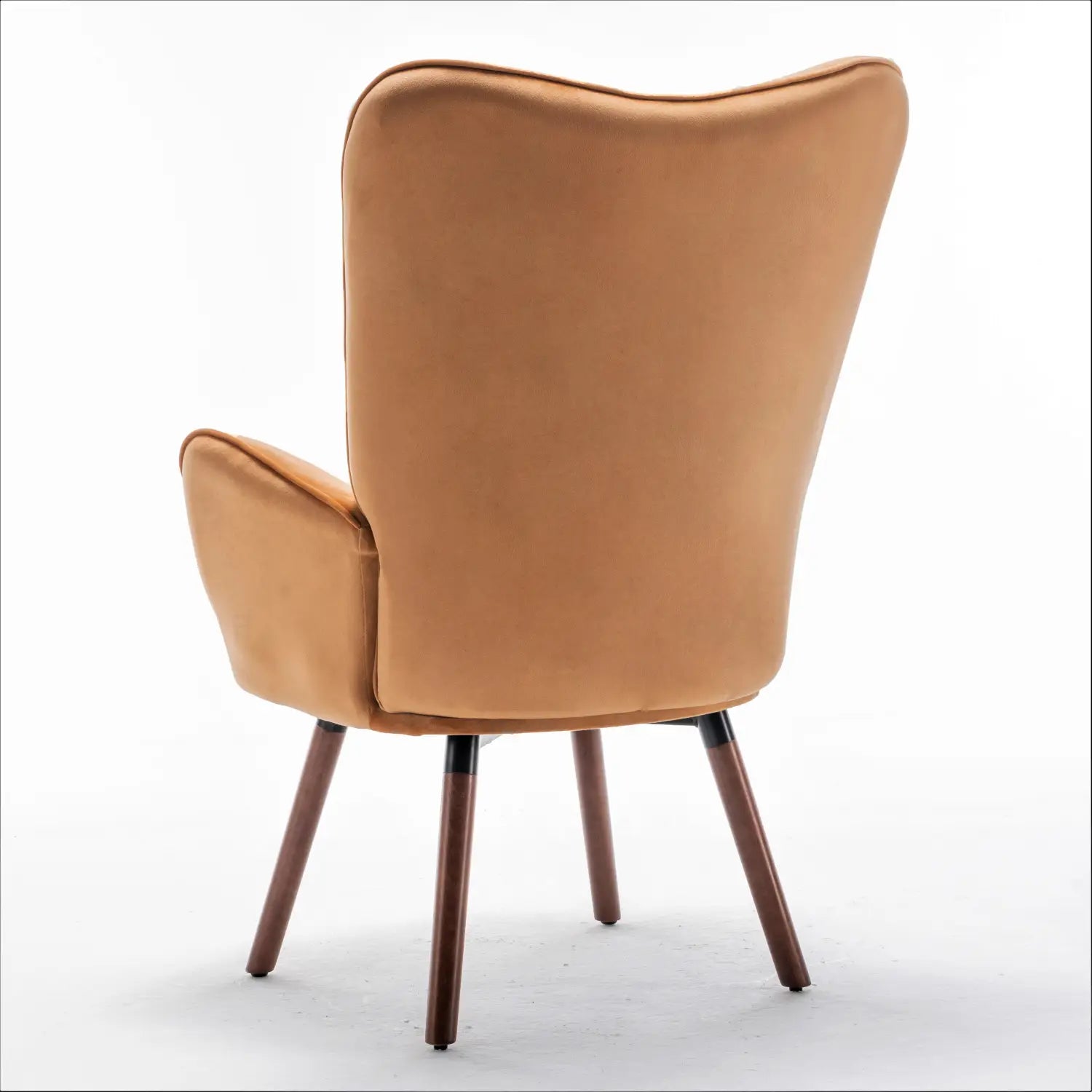 Sillón de acento tipo wingback de estilo moderno de mediados de siglo en terciopelo color crema, con respaldo alto y patas de madera