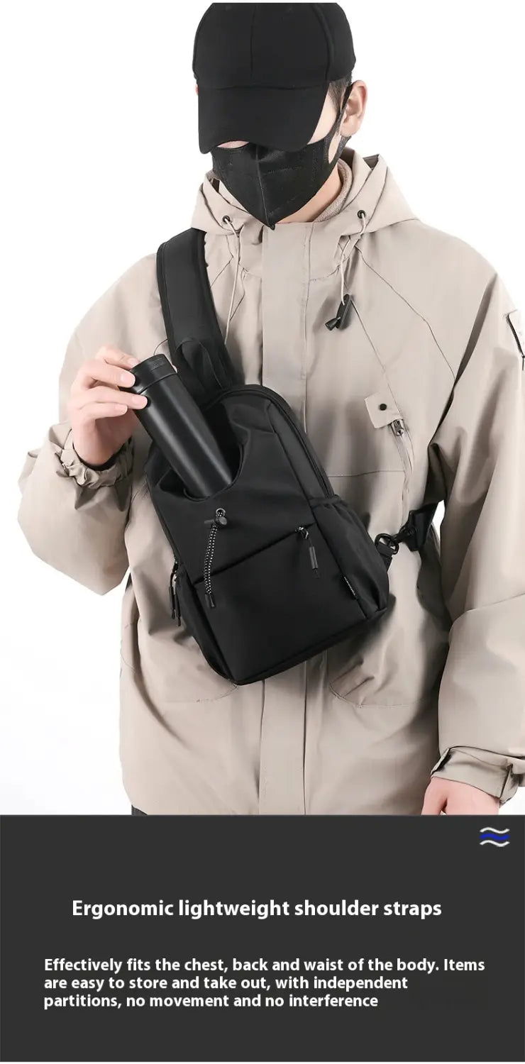Schwarze wasserdichte Herren-Oxford-Gewebe-Crossbody-Brusttasche mit verstellbaren Schultergurten und mehreren Reißverschlussfächern, ausgelegt für den minimalistischen Einsatz.