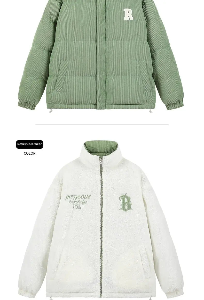 Eine reversible Cord-Pufferjacke in Mintgrün und Off-White mit Fleece-Fütterung für Wärme.