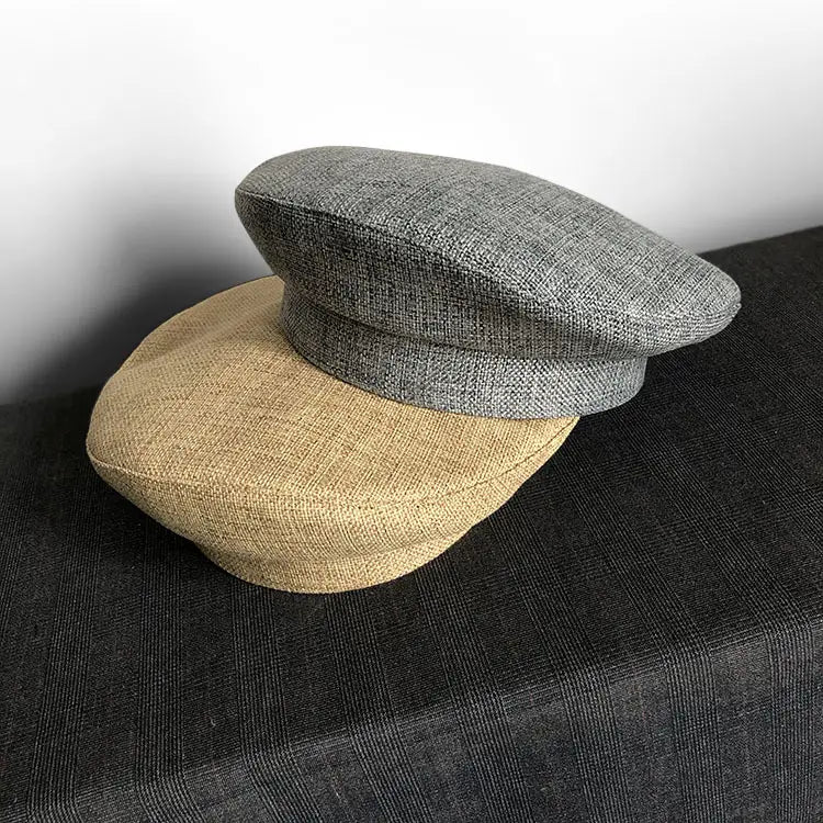 Casquettes plates en laine texturée grise et beige, avec des bords structurés légèrement arrondis, présentées dans le produit béret noir en laine pour peintre pour femmes.