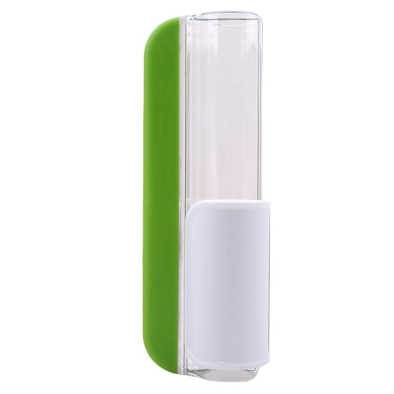 Présentation d’un porte-brosse à dents vert et en plastique transparent avec une base cylindrique blanche, aux côtés d’un outil de cuisine trancheuse à fruits pour raisin et tomate.