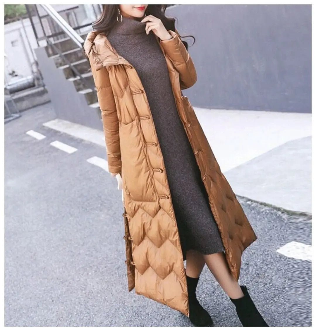 Manteau long matelassé beige avec col haut et fermeture avant décorative à boutons grenouille chinois.