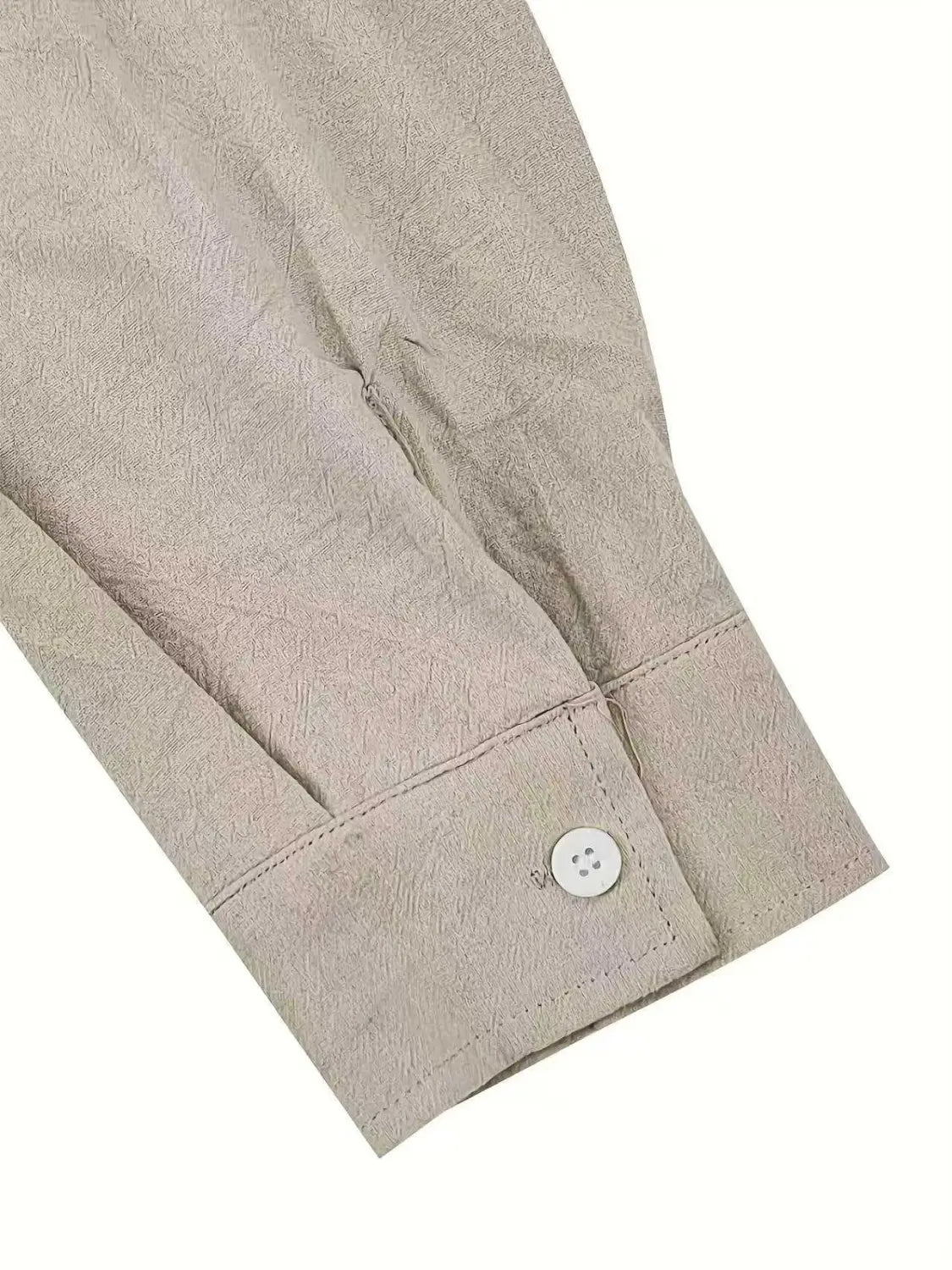 Herren-Cotton-Leinenhemd mit Kordelzug mit einem beigen, wildlederähnlichen Stoffärmel und einem weißen Knopf am Saum.
